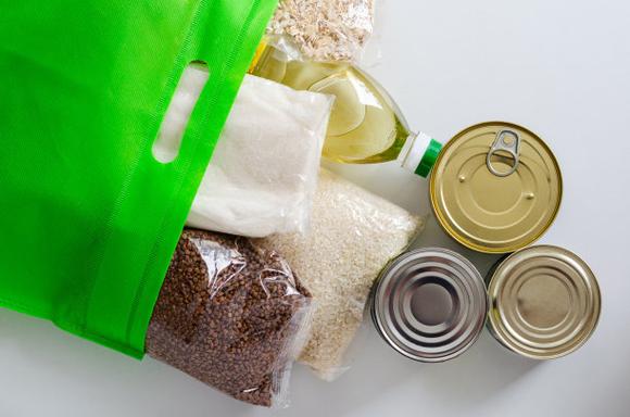 产品包装在绿色袋中罐头食品及谷类食品照片摄影图片